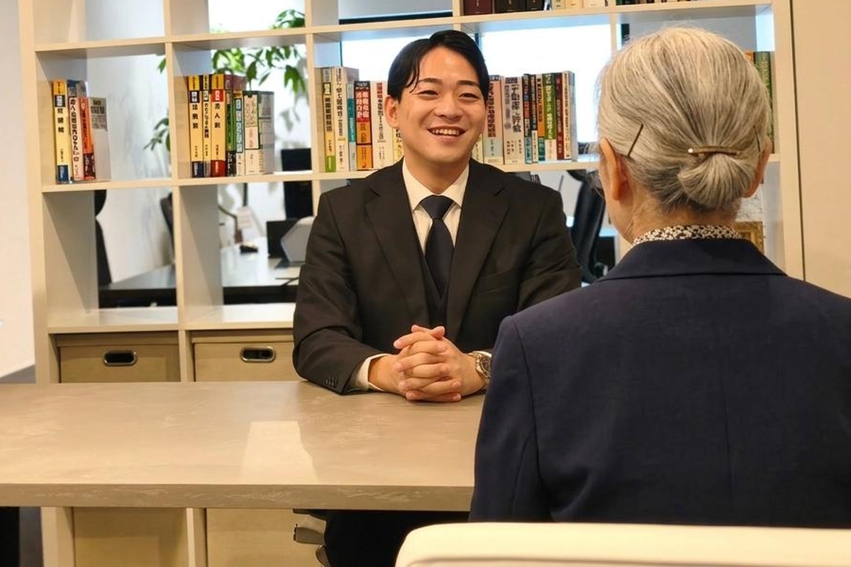 初回面談で相談者と向き合う税理士・塩津啓太